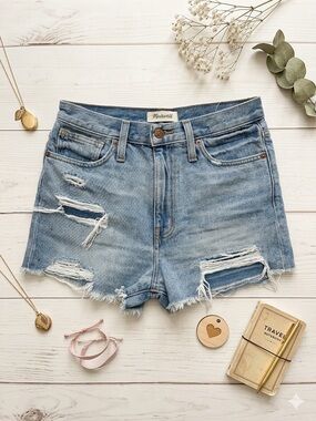 Madewell The Mom Jean Short Size 27 Light wash Distressed Woman’s Summer Cotton